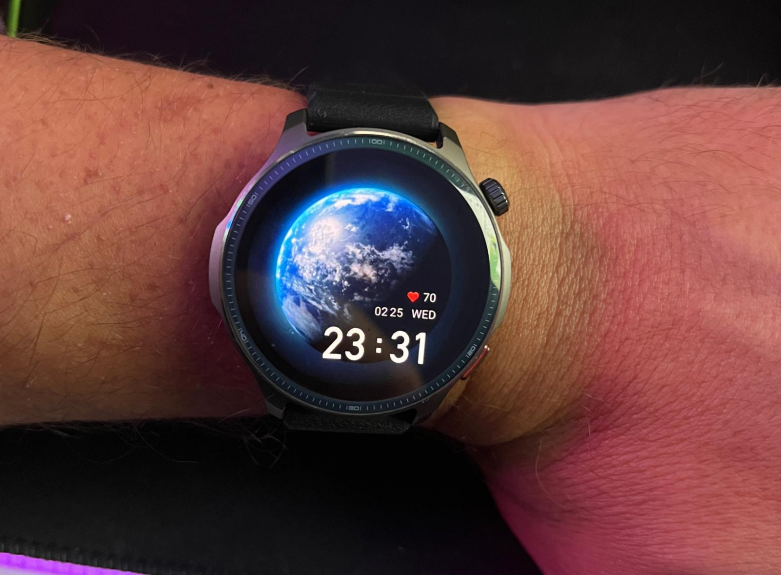 Чем-то похожи на LG Urbane, которые у меня когда-то были