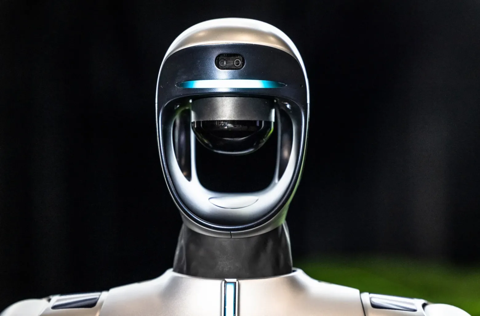 Honor из Китая демонстрирует человекоподобного робота и демонстрацию возможностей искусственного интеллекта