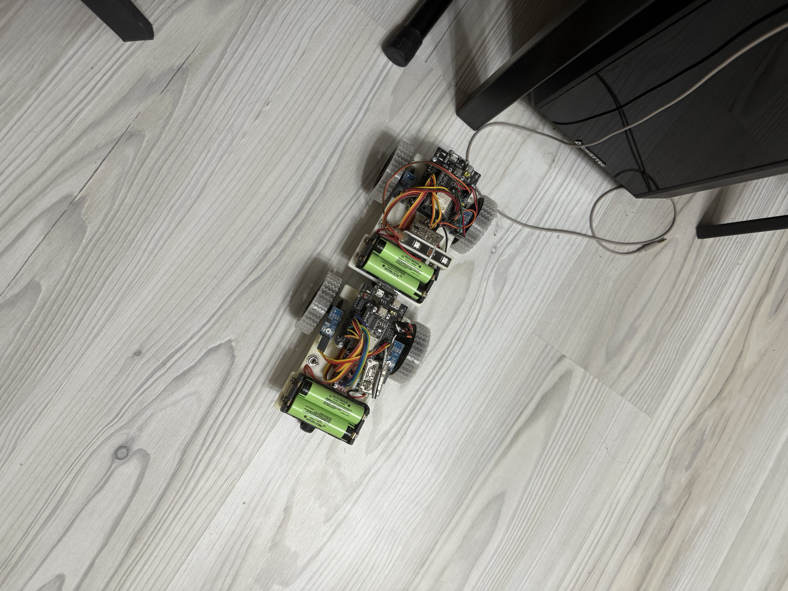 Две машинки на основе ESP32, ими управляли студенты в ходе проекта