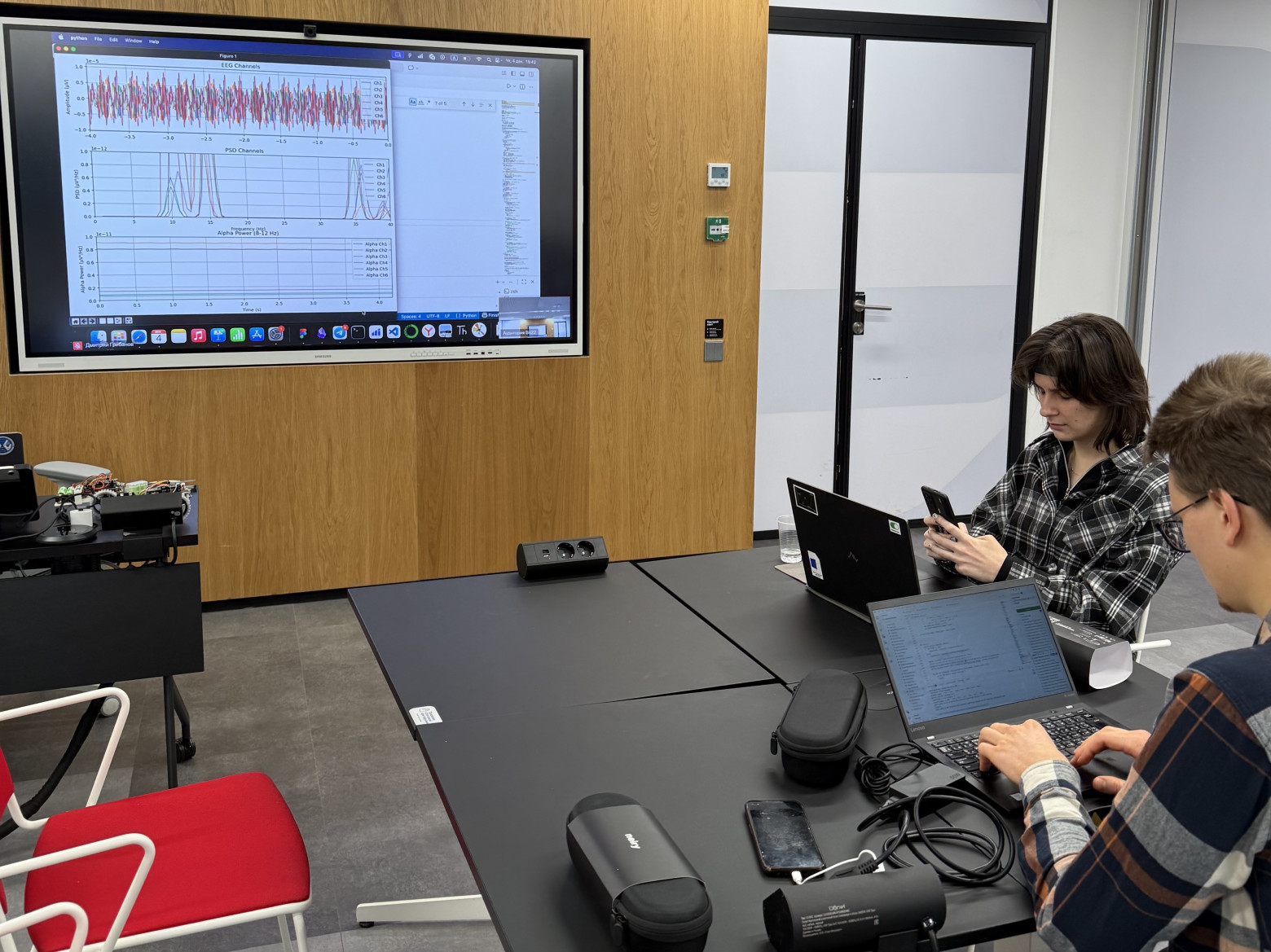 Студенты разбираются с получением данных с нейроинтерфейса в реальном времени