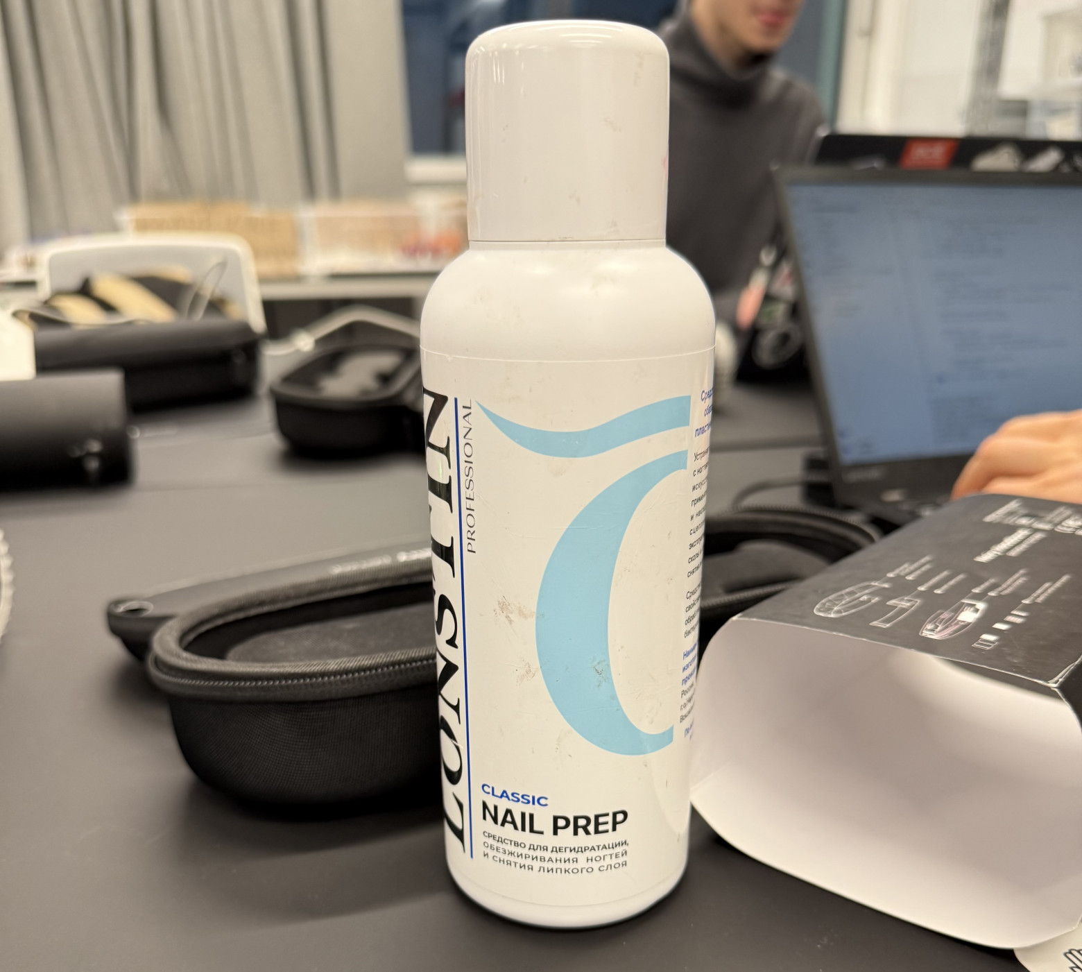 Кто-то из студентов притащил с собой гель для для обеспечения качественного контакта между кожей головы и электродами 