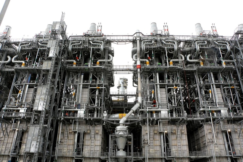 Печь — это конструкция высотой примерно с 16-этажный дом. Основной нагрев происходит в радиантной камере размером около 12 × 12 метров и глубиной 4 метра. Там находятся горелки. Внутрь камеры можно заглянуть только через маленькие окошки диаметром около 20 сантиметров.