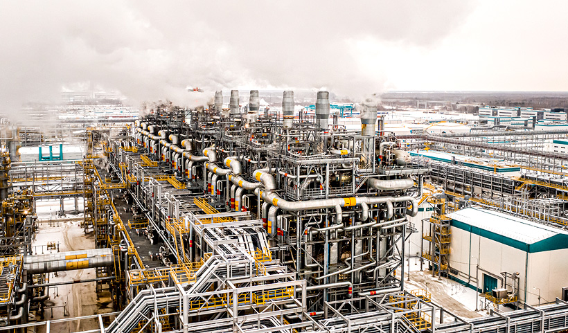 Происходит этот процесс вот в таких огромных пиролизных печах. Эти трубы работают буквально в адских условиях. Диапазон рабочих температур в печи такой же как у лавы при извержении вулкана.