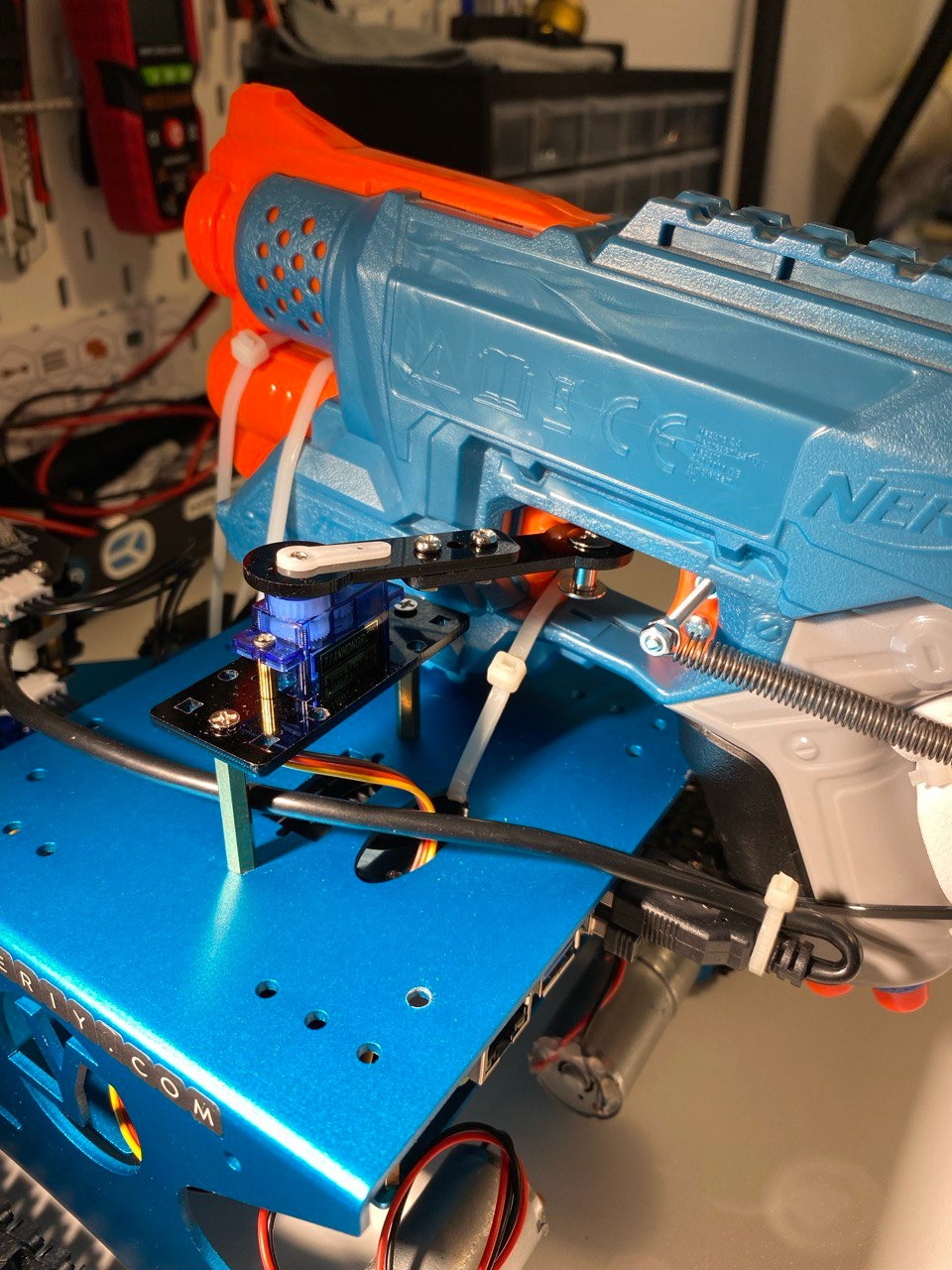 Команда KILL активирует сервопривод, и серьезные инженерные решения способствуют выстрелу.