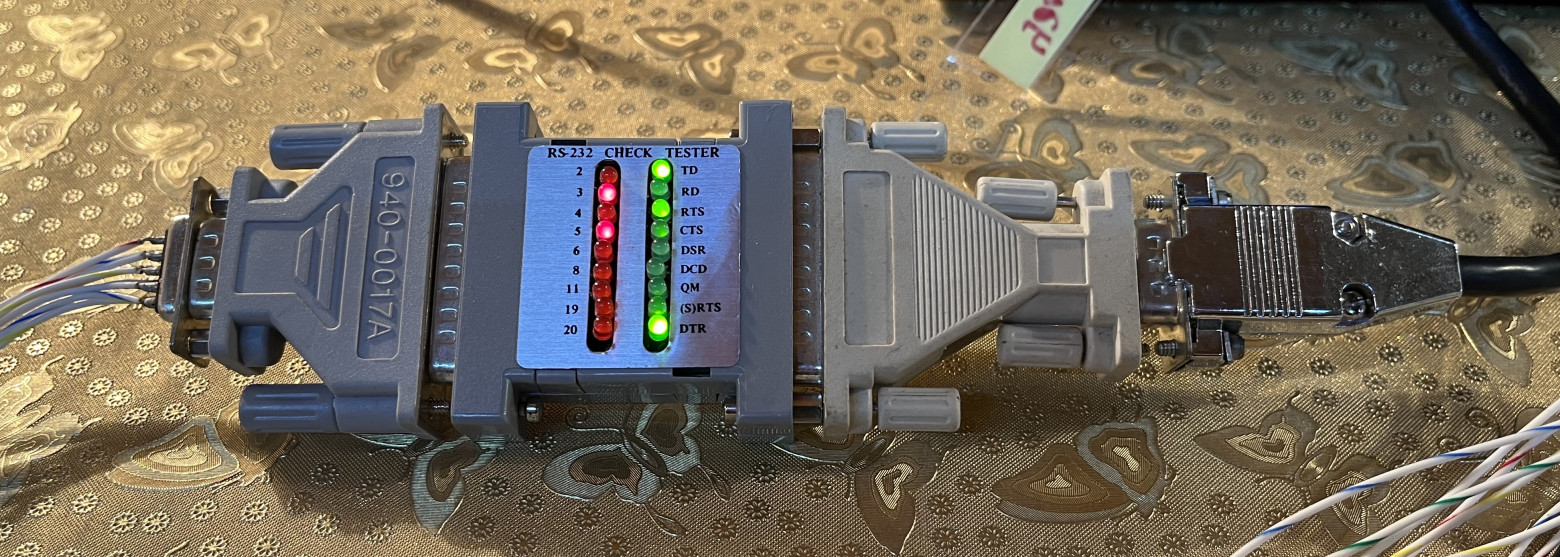 Индикатор поближе. Черный провод справа — это удлинитель COM-порта, идёт к компьютеру