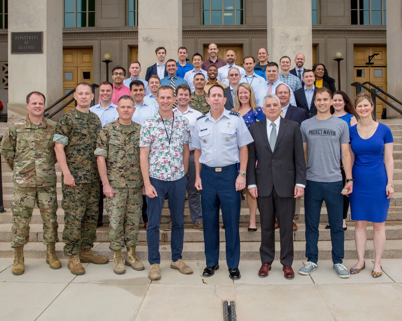 Команда проекта Maven на ступенях Министерства обороны США, 2019 год.