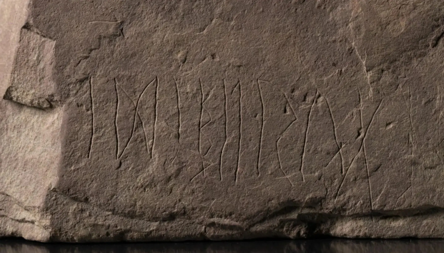 Надпись idiberug на футарке. Фото: Музей культурной истории