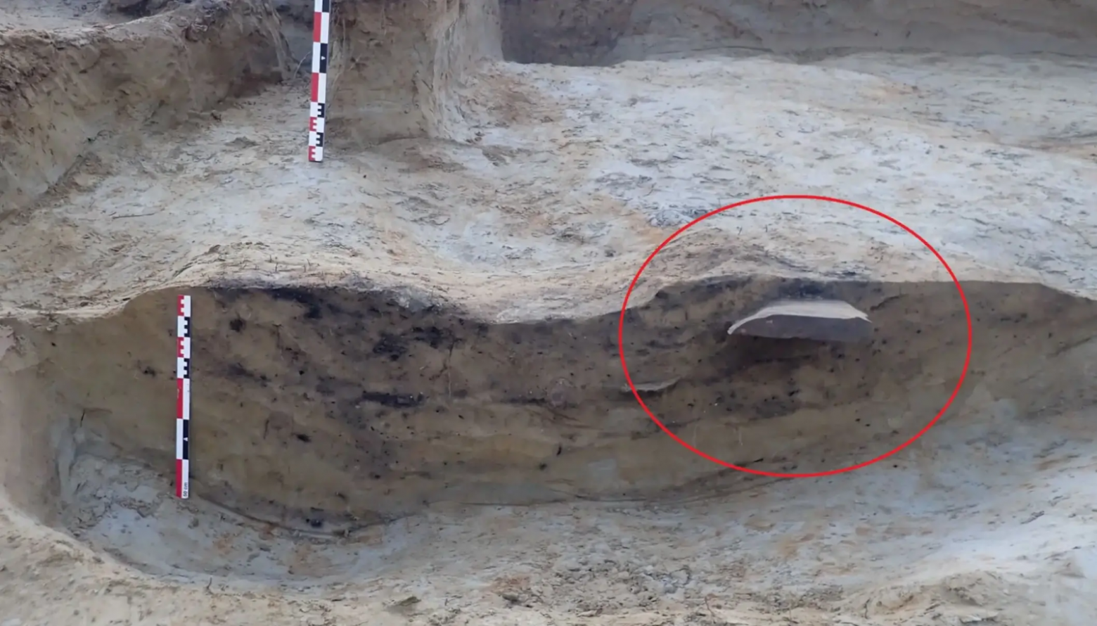 На этом изображении красным выделен фрагмент рунического камня Холе. Видно, как он выступал из раскопок. Источник 