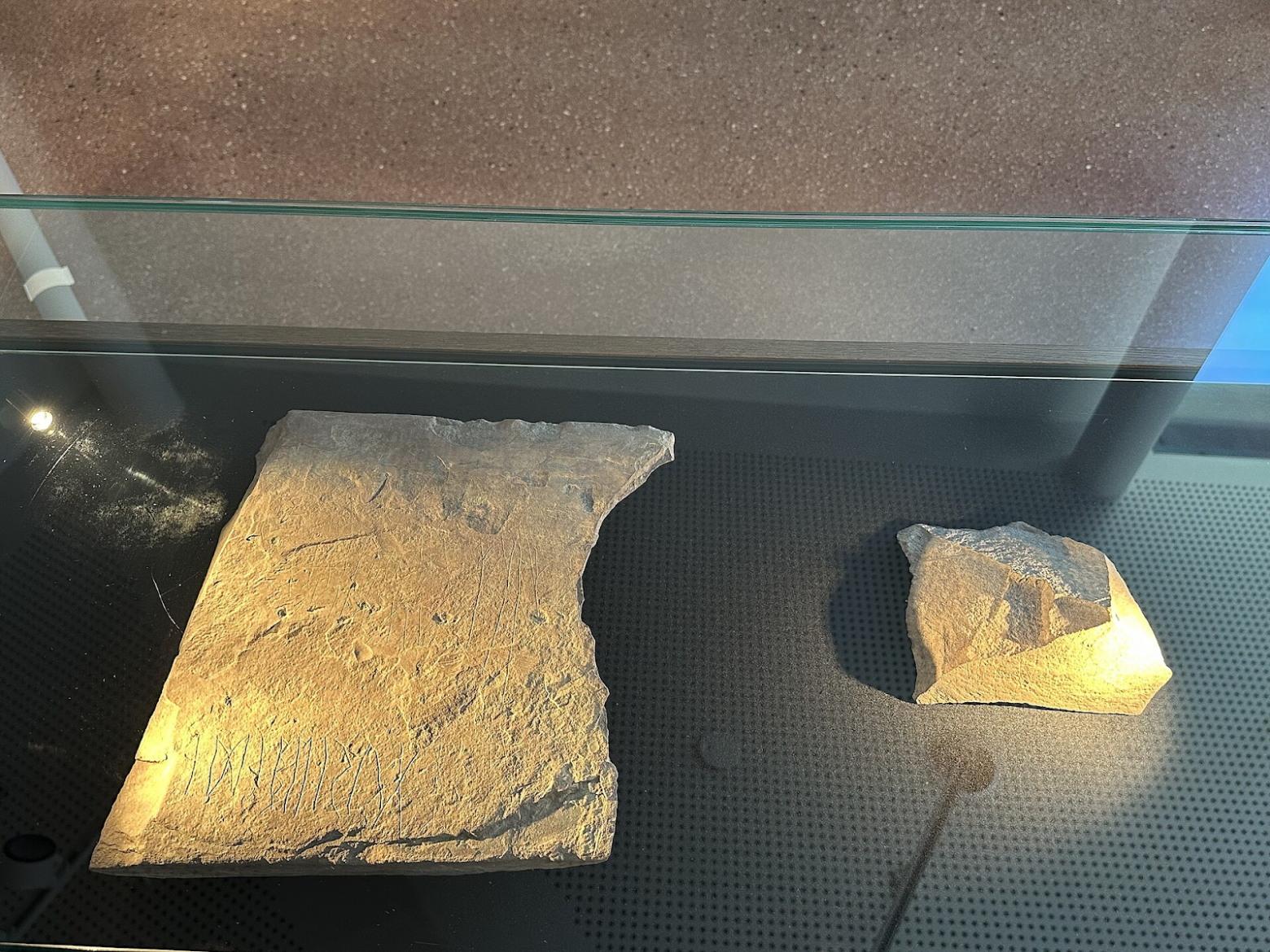 Камень из Холе. Источник 