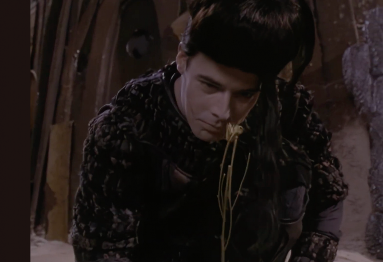 В эпизоде «Сумерки» Кай ведет себя непривычно: катается по полу, бегает, прыгает, собирает цветы и декламирует стихи 