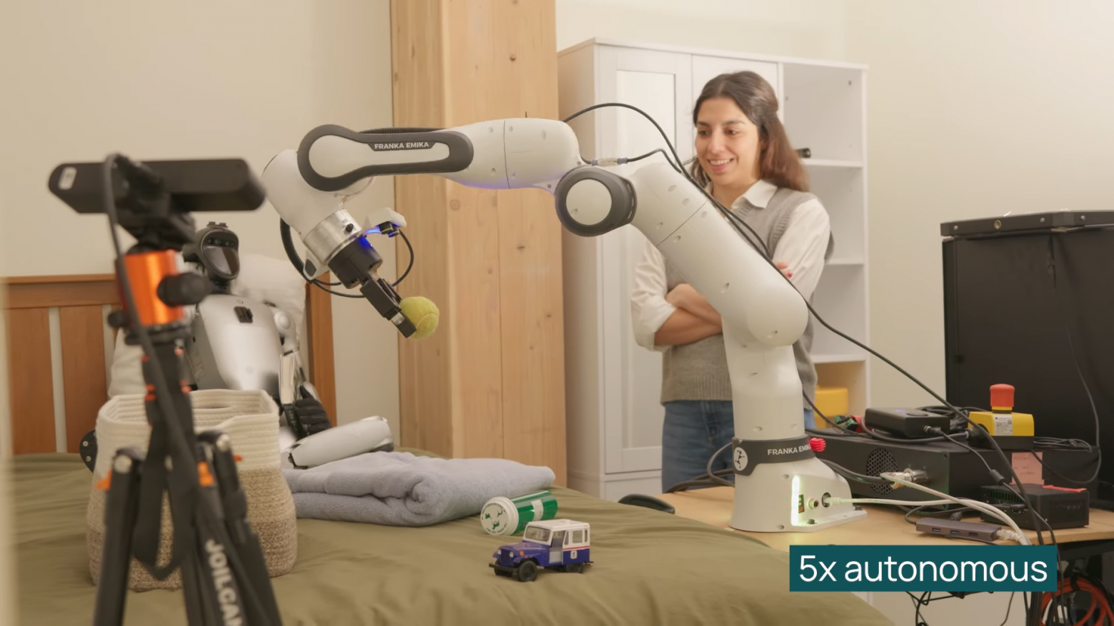 Роботизированный манипулятор Franka Emika под управлением ИИ выполняет автономные действия в домашней обстановке.