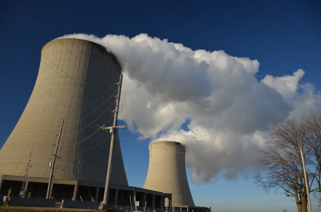 Здесь, на Земле, многие из крупнейших потребителей и производителей энергии зависят от систем охлаждения, которые защищают их инфраструктуру от деградации и повреждений из-за перегрева. А значит, им требуется и вода — как эффективное средство отвода тепла. Это касается атомной, геотермальной, биотопливной и всей энергетики на ископаемом топливе. В космосе же невозможны ни воздушное, ни водяное охлаждение: в вакууме тепло может отводиться только излучением.  