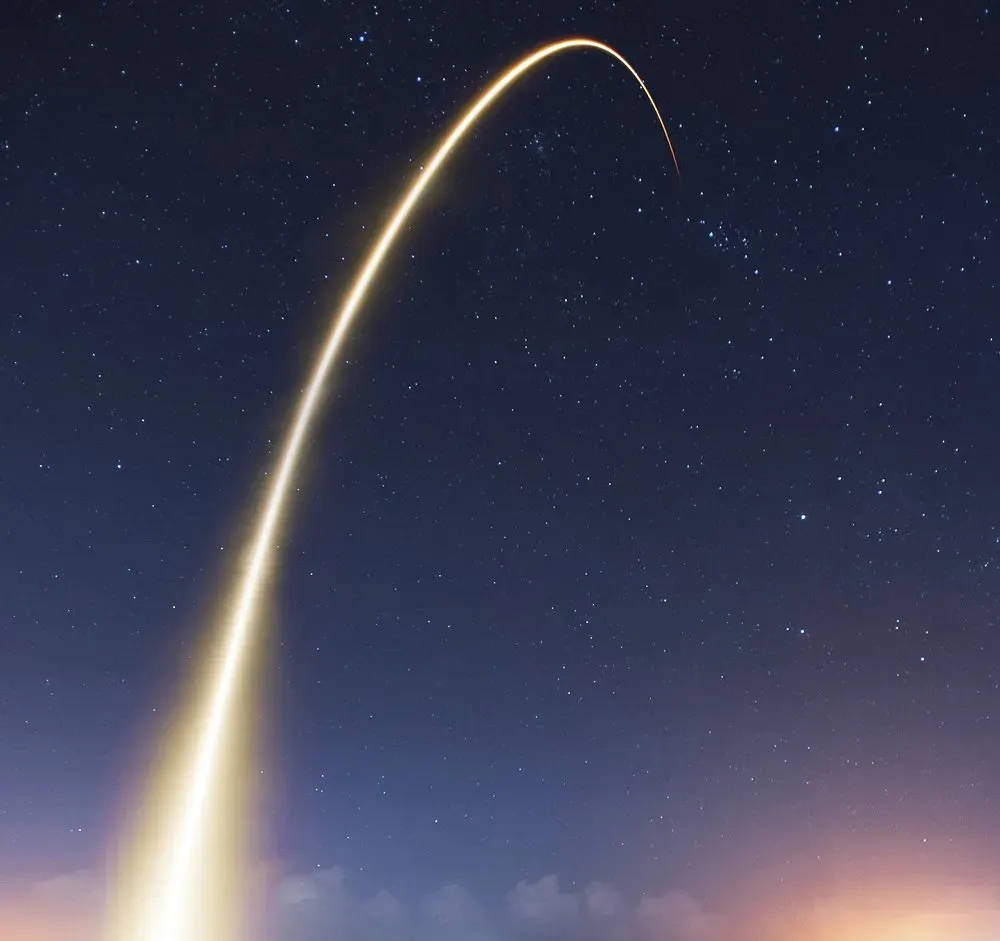 На этом снимке виден параболообразный след, оставленный ракетой после запуска. На сегодняшний день ракетные пуски остаются единственным способом доставки тяжёлых грузов за пределы земной атмосферы и в космос. Однако стоимость запусков с начала космической эры снизилась почти в тысячу раз — и сейчас приближается к заветному порогу в 1 000 долларов за килограмм на низкую околоземную орбиту.  