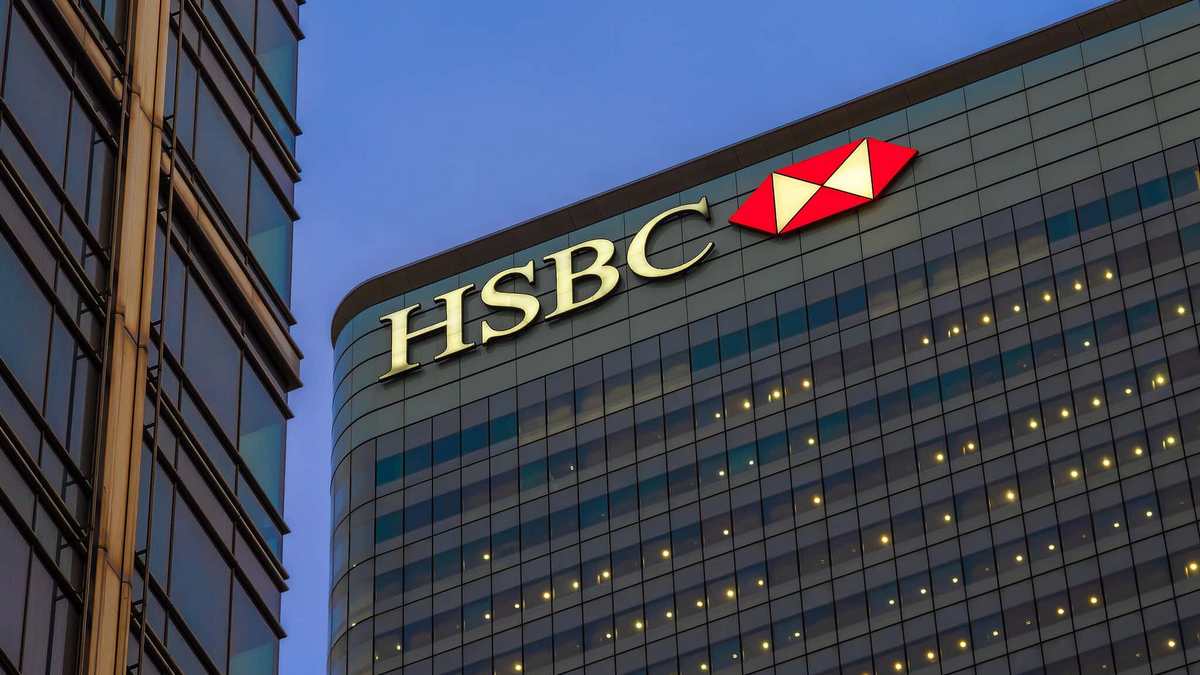Крупнейший банк Великобритании HSBC планирует уволить до 20 тысяч сотрудников из-за внедрения ИИ - 1