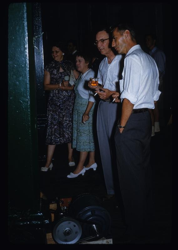 Клод Шеннон и изобретатель Гарольд Юджин Эджертон, 1959 год. Оригинальное фото (не раскрашено) из  коллекции музея МИТ. Я бы назвал его «И ничто человеческое нам не чуждо»