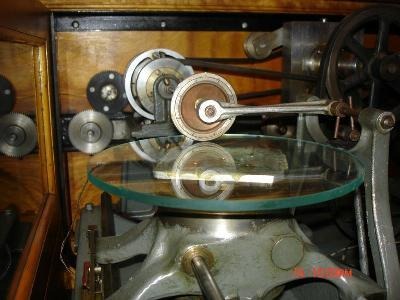 Оригинальный интегратор с колесом и диском из дифференциального анализатора Буша, выставленный в музее Массачусетского технологического института