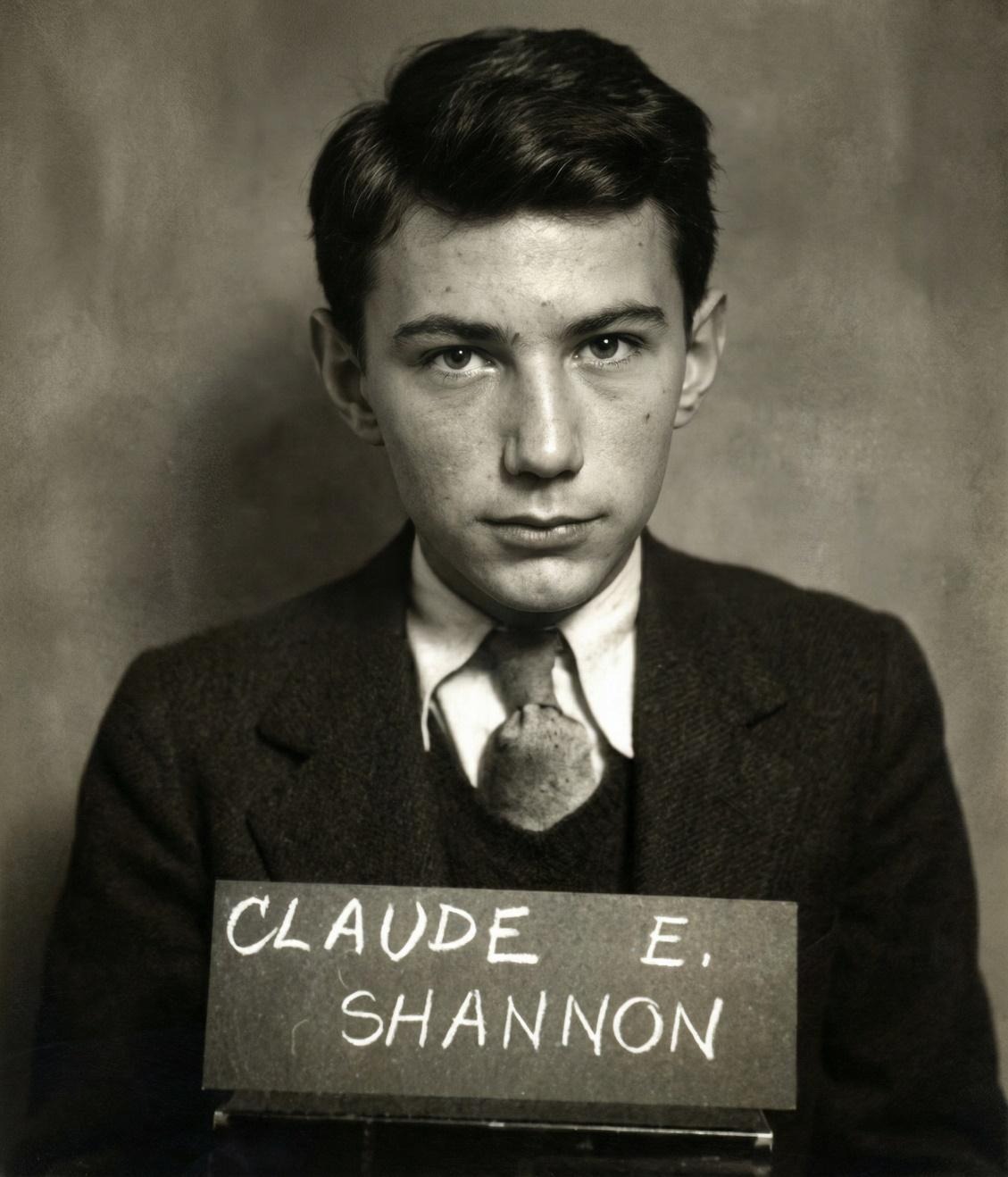 Клод Шеннон в студенческие годы. Фото предоставлено Исторической библиотекой Бентли Университета Мичигана. Оригинальная фотография, улучшена при помощи нейросетей с сохранением достоверности