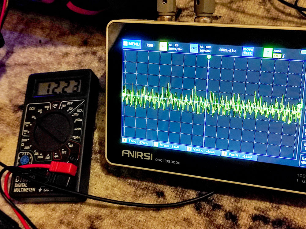 Линия 12 вольт из Molex (туда удобно цеплять щупы). Мультиметр показывает что всё отлично. Осциллограф - что мы на краю стандартов ATX :) 