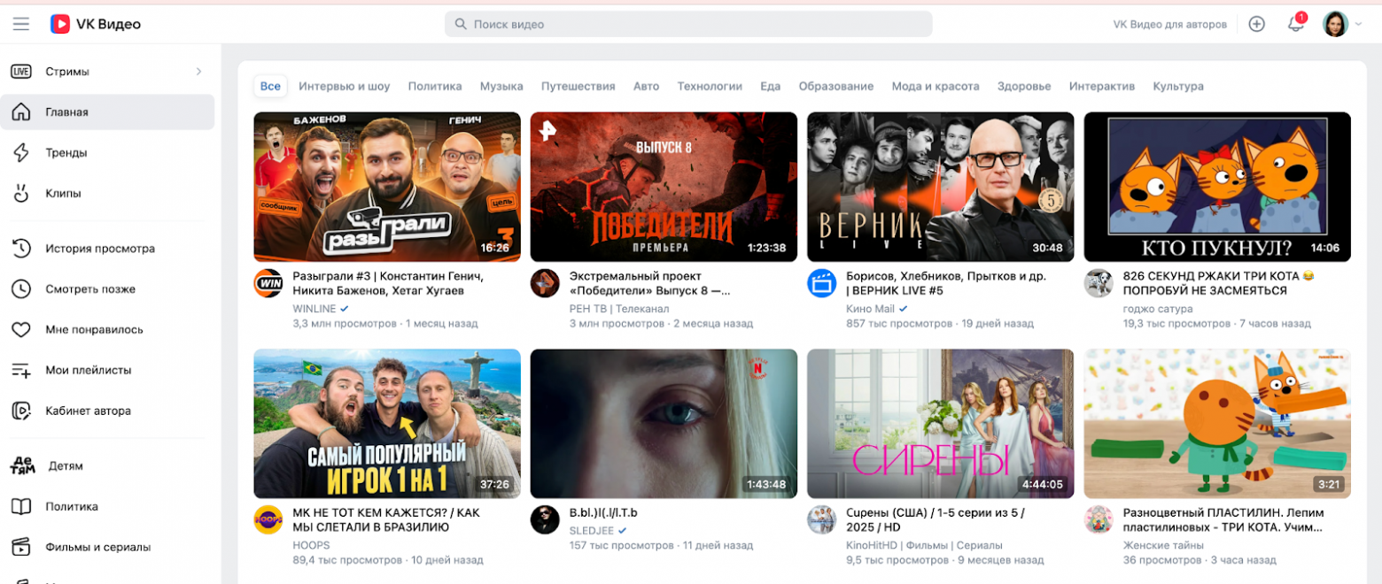 Рекомендации опираются на историю просмотров, лайки/дизлайки, подписки и др. сигналы, усиливая показ “того, что уже нравится”. Пользователь чаще видит подтверждение своих предпочтений и реже сталкивается с альтернативной перспективой. “Информационный пузырь”, снижение разнообразия контента.
