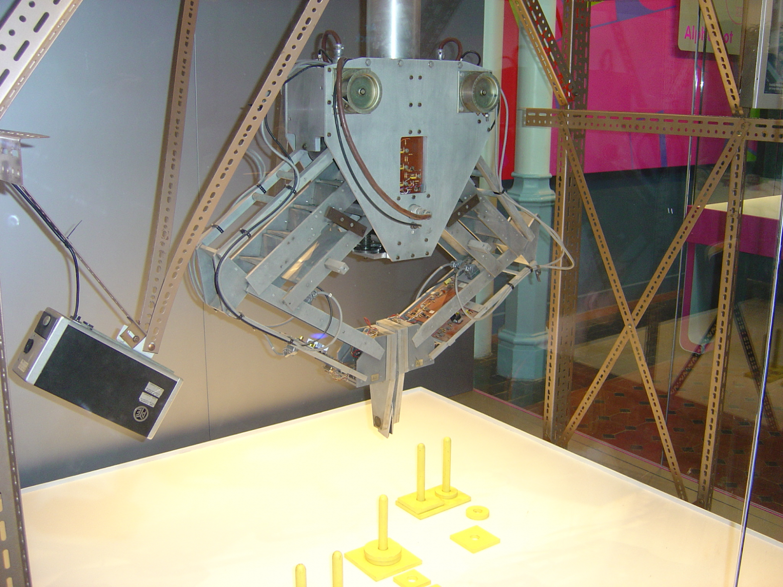 Робот теперь экспонат музея и до сих пор работает