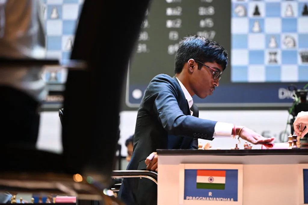 Индийский гроссмейстер Рамешбабу Праггнанандхаа жестикулирует во время партии на турнире Tata Steel Chess India в Калькутте, 17 ноября 2024 года.