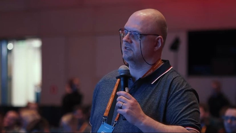 участник конференции задаётвопрос