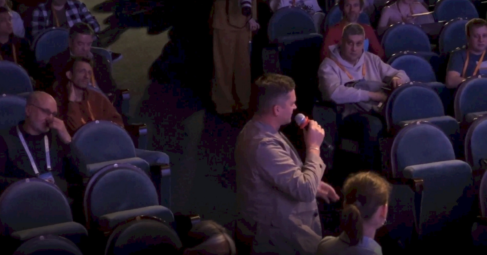 Василий Пучков задумался ("эффект Пиноккио" https://www.sciencedaily.com/releases/2012/12/121203081834.htm  сигнализирует о стрессе, сомнениях), зрители смотрят на Антона с недоумением