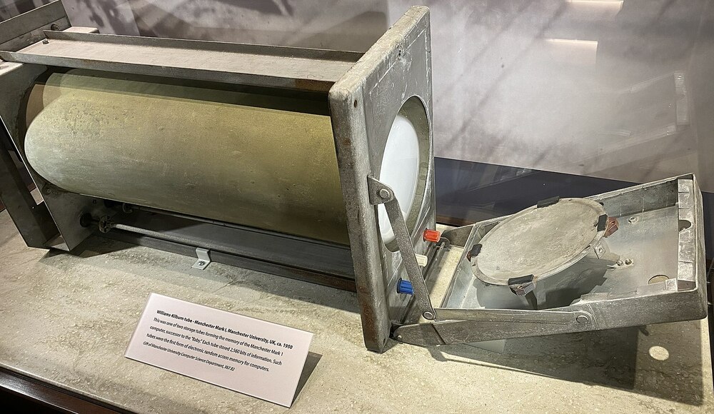 Рисунок 1 The Williams-Kilburn tube, the first RAM, is patented. 1946 https://www.computinghistory.org.uk/det/6129/