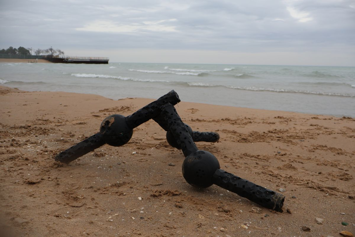 Три модуля передвигаются по песку Источник 