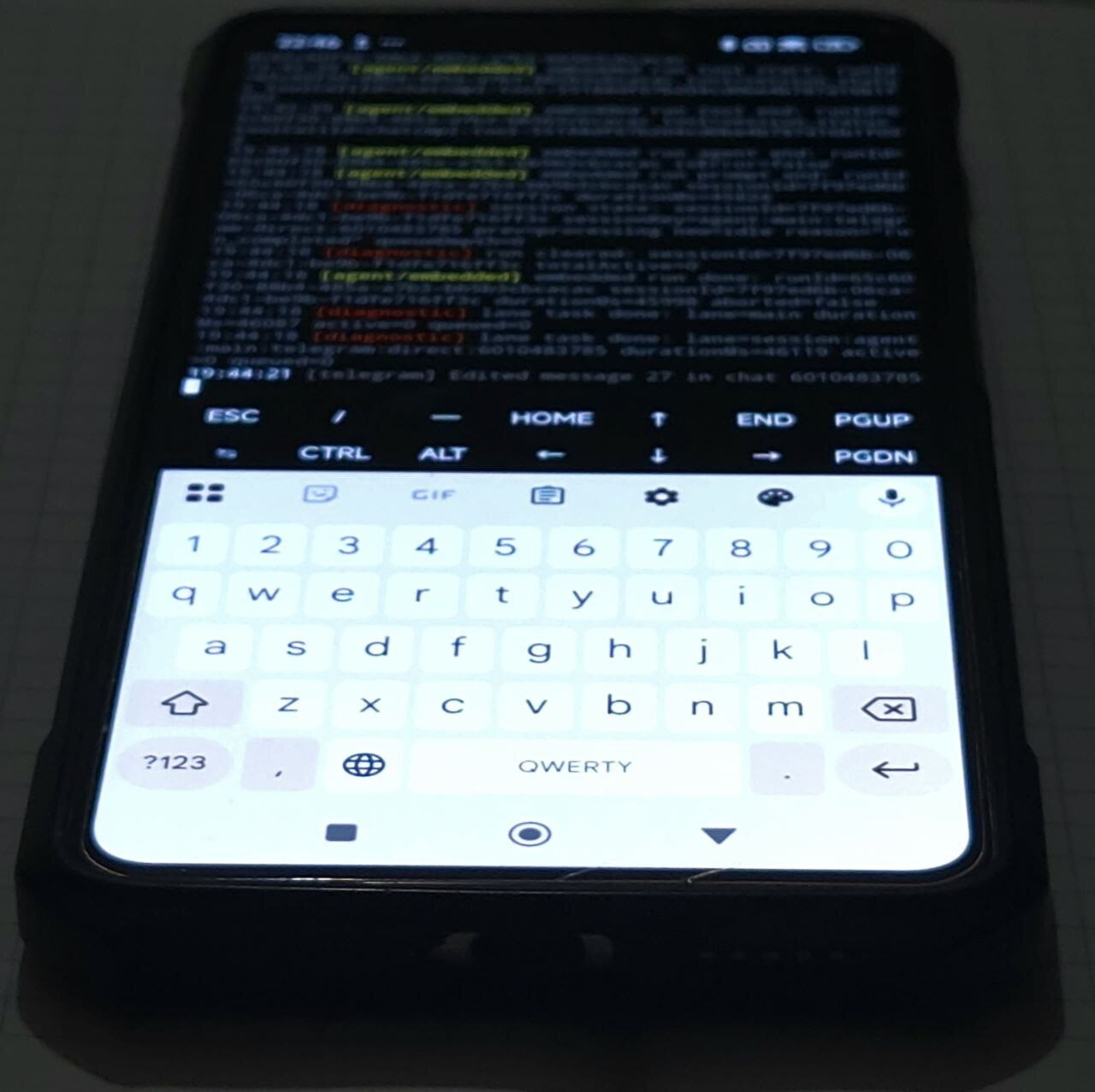 Вот так выглядит работающий gateway на телефоне. Логи летят, Telegram отвечает.  