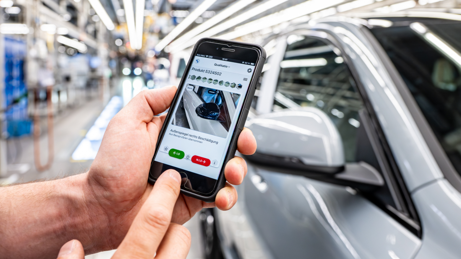 Система контроля качества сборки на заводе BMW. ИИ сам выстраивает последовательность проверок, оптимальную для каждой модели, чтобы сотруднику не приходилось совершать лишних перемещений вокруг машины.