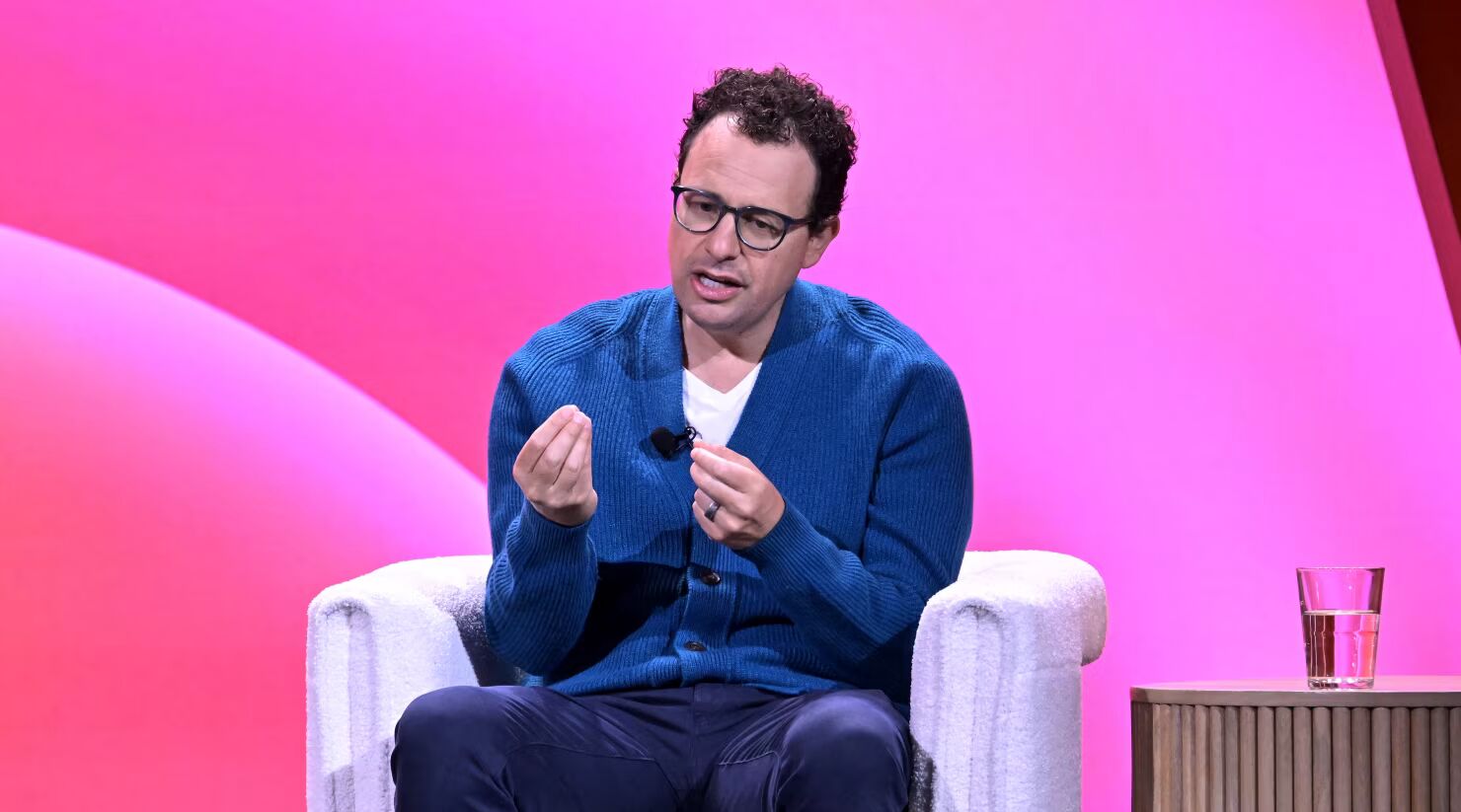 В последние насколько месяцев Дарио Амодеи всё активнее критикует своего бывшего начальника Сэма Альтмана и курс OpenAI — компании, которую они строили вместе