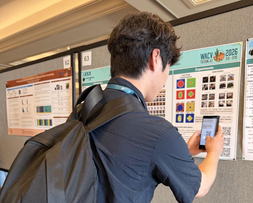 Участник сканирует QR-код – интерес к работе есть!