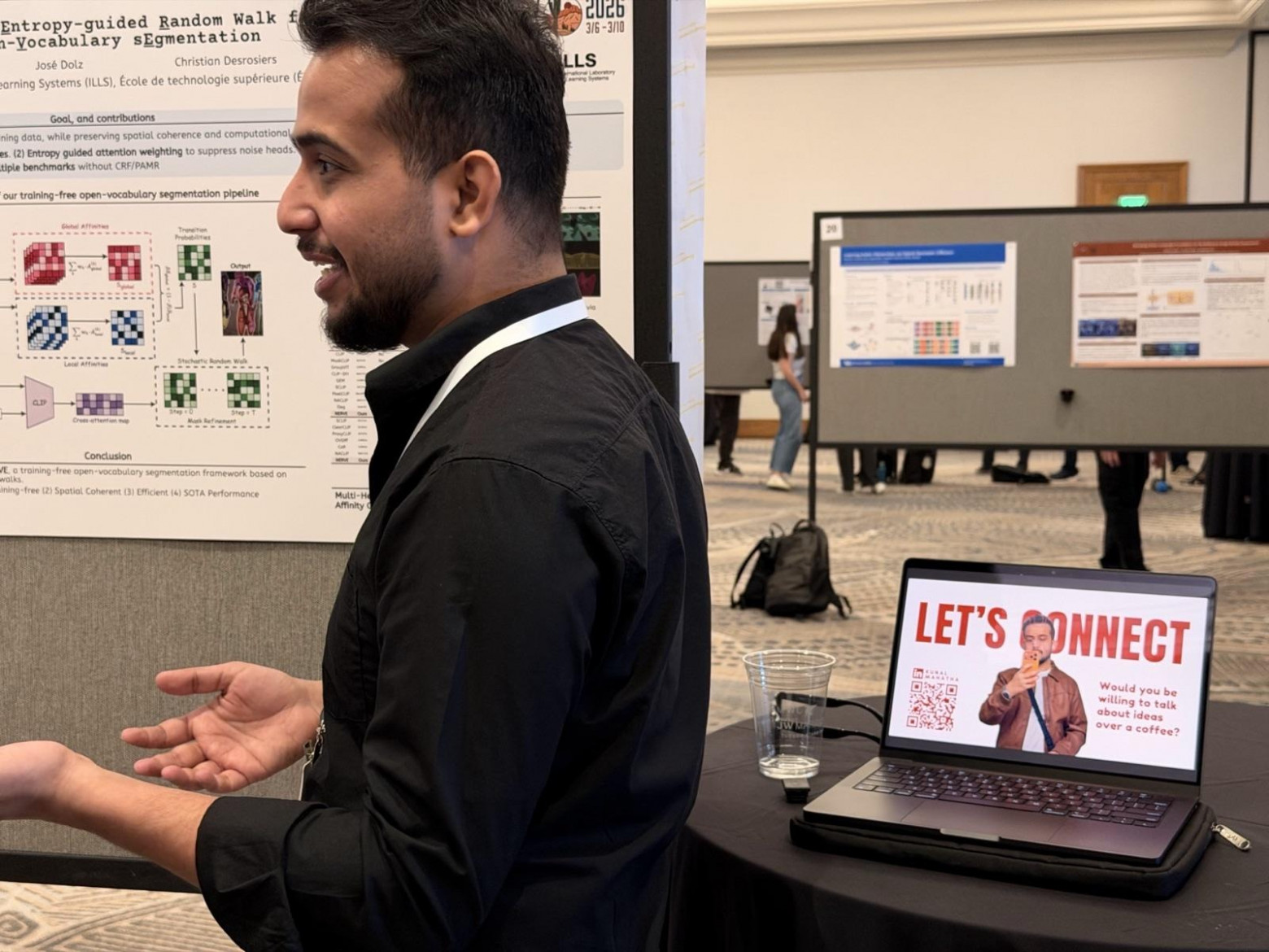 Исследователь у постера об open-vocabulary сегментации