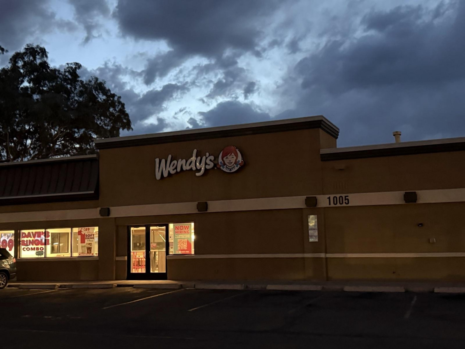 Wendy’s на закате с драматичными облаками