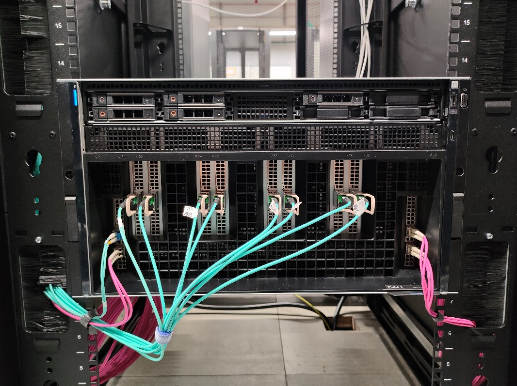 Бирюзовые патч‑корды — это Infiniband, а розовые — LAN‑сеть