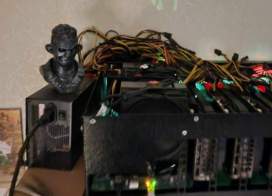 Пажилой терминатор на страже вычислительного кластера.