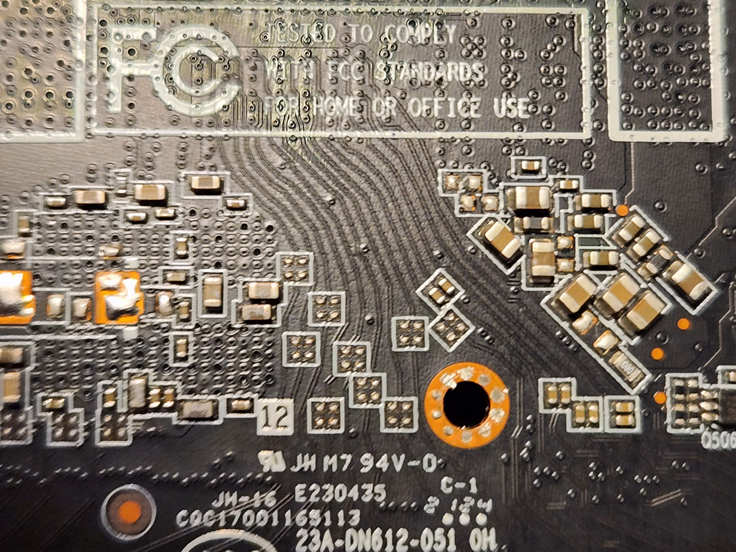 Пары кондеров, от которых идут дорожки к разъему - разделительные на TX пары pci-e