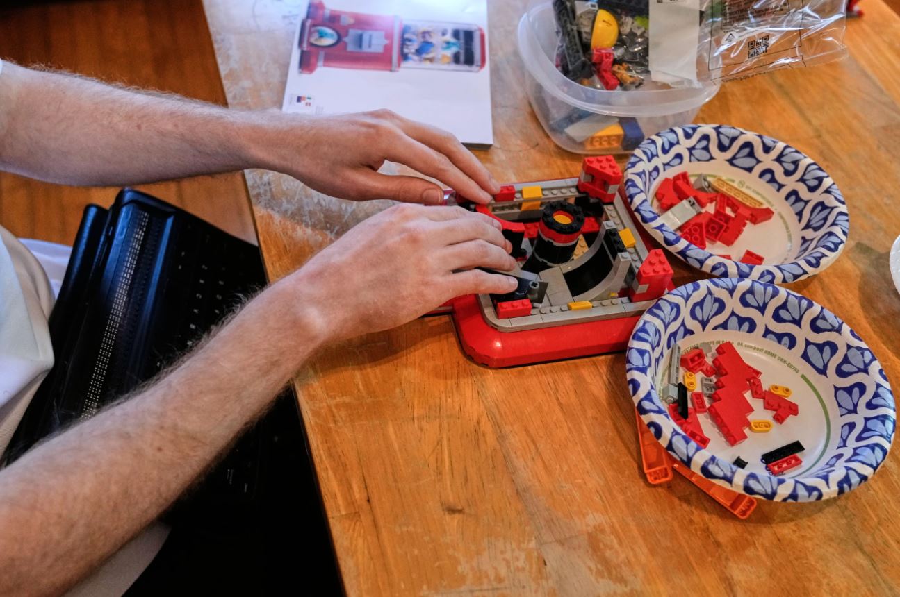 Волонтёры помогают людям с ослабленным зрением собирать конструкторы Lego - 2