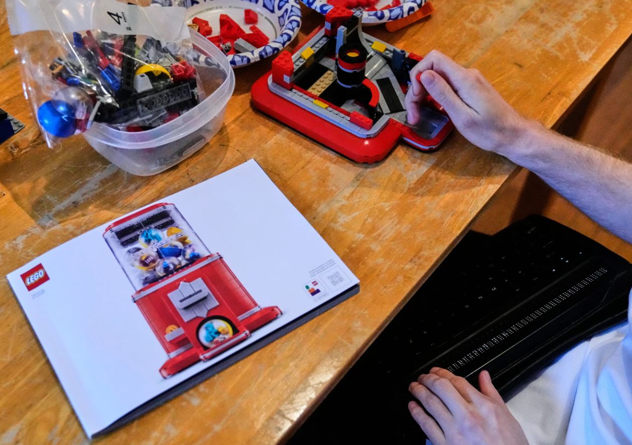 Волонтёры помогают людям с ослабленным зрением собирать конструкторы Lego - 3