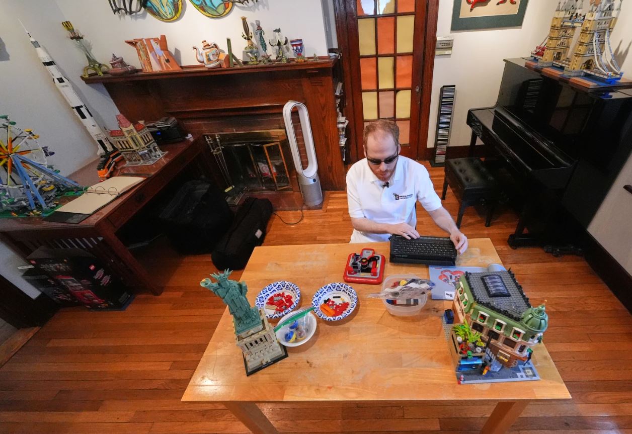 Волонтёры помогают людям с ослабленным зрением собирать конструкторы Lego - 1