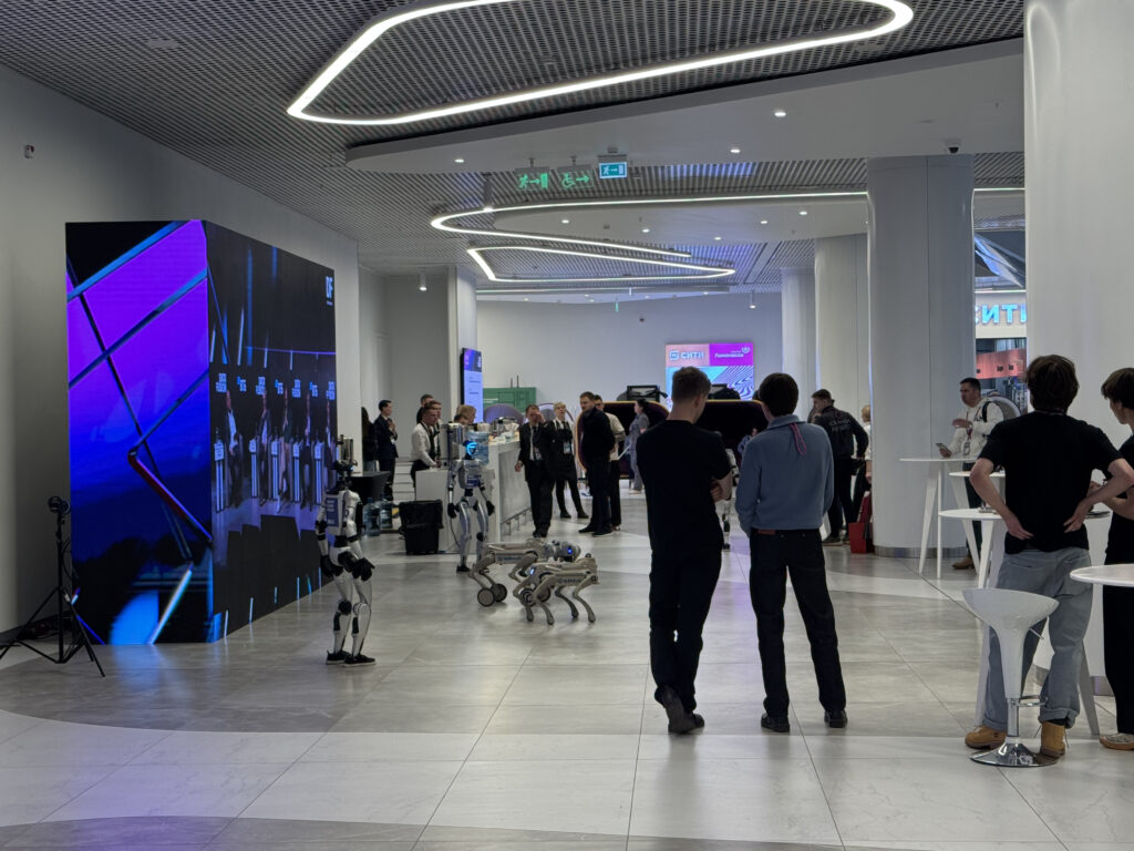 Роботы действительно окружают