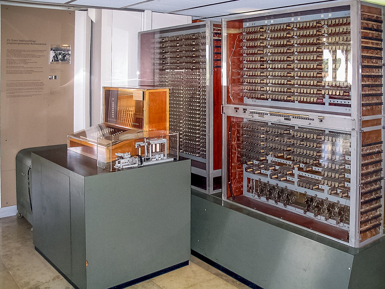 Реплика компьютера Z3 в немецком музее достижений техники и естественных наук в Мюнхене (взято из Вики)  