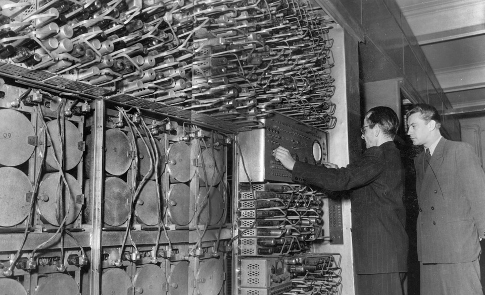 Лебедев лично тестирует свое детище - БЭСМ-1