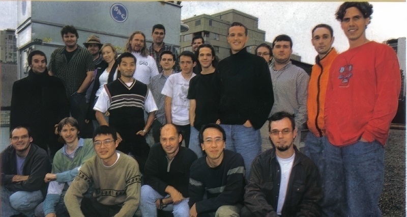  Ребята из Relic Entertainment, создавшие Homeworld. Алекс Гарден в центре справа, в синих джинсах и черном пуловере (сделал небольшой апскейл картинки хотя бы до 800х400). Источник изображения.