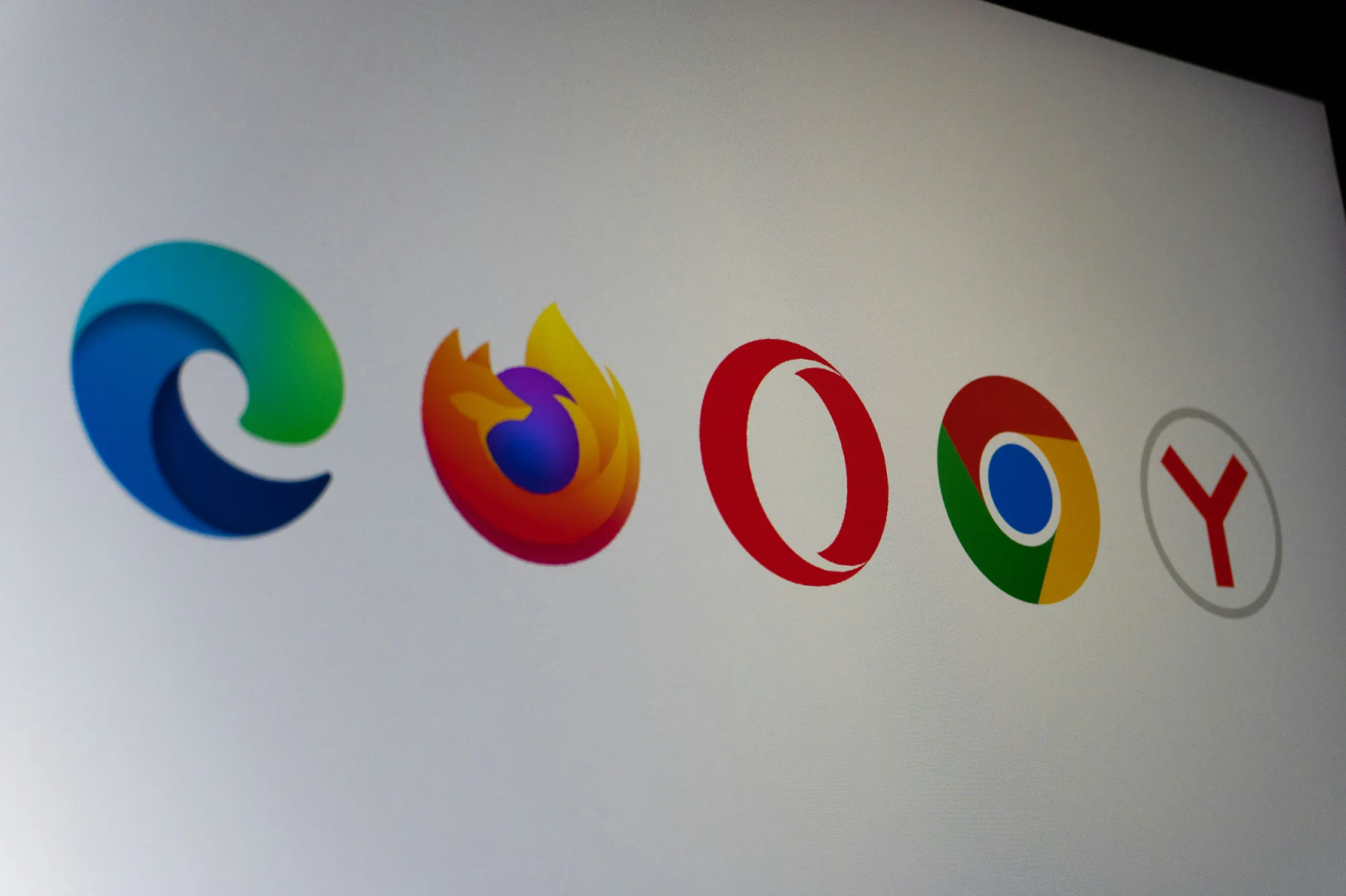 Microsoft включила Edge на всех компьютерах без спроса, и пользователи впали в ярость - 1