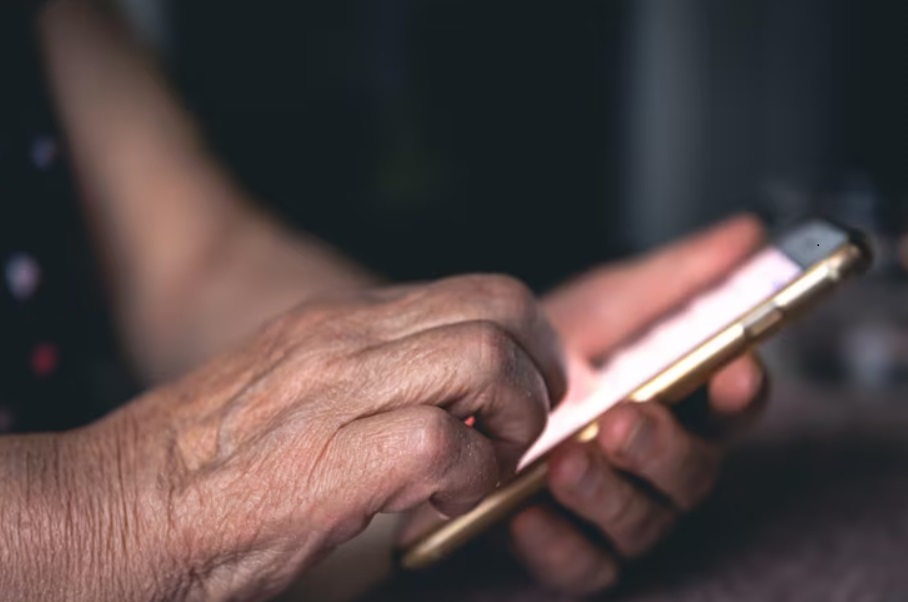 В Китае семья погибшего мужчины создала его ИИ-двойника, чтобы не сообщать его пожилой матери о смерти - 1