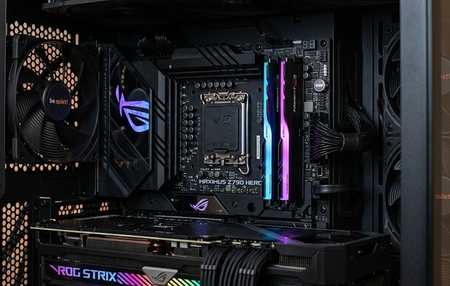 Две планки оперативки - привычная картина для игровой сборки.