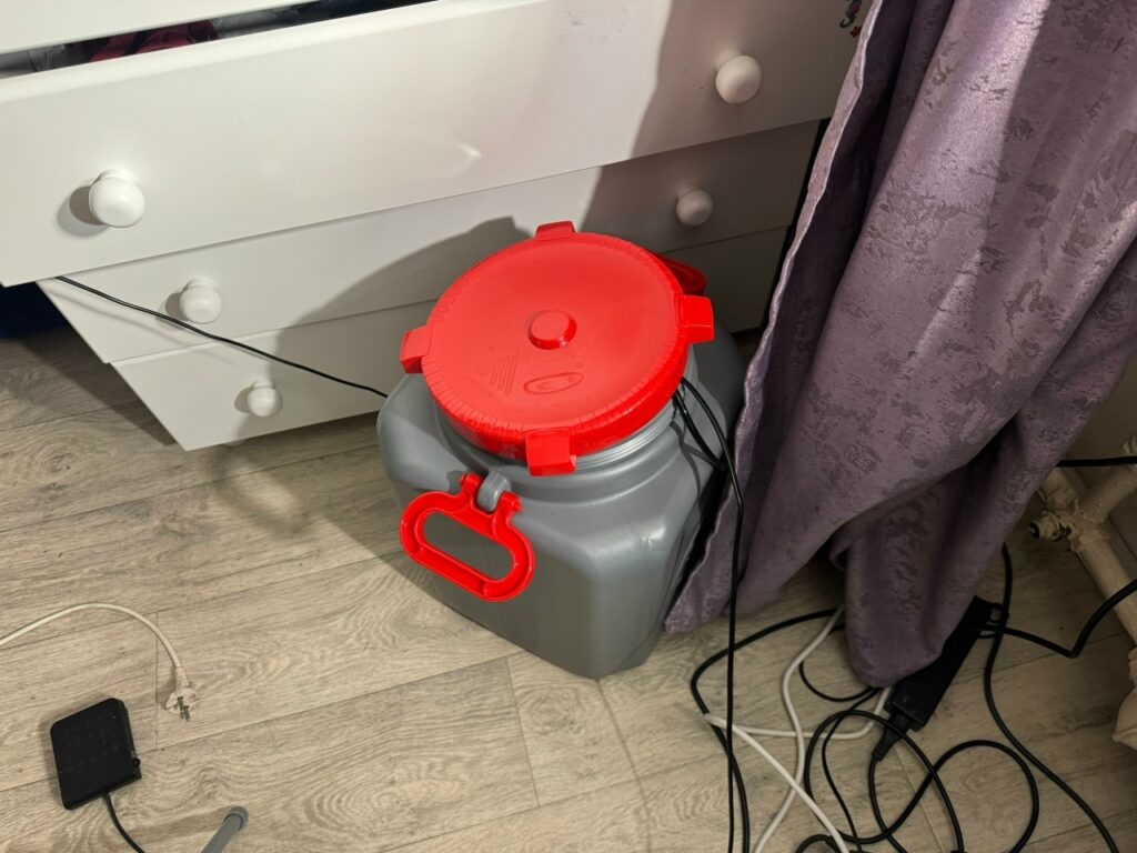 Сосуд с помпой внутри для автополива