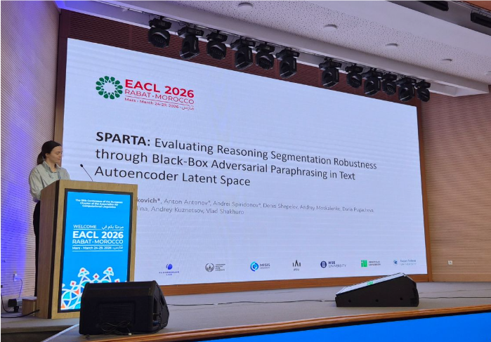 SPARTA получила Oral, на фото Вика делает доклад